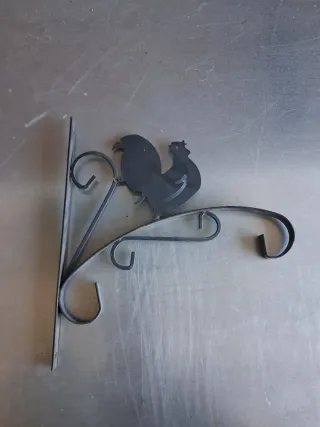 Colgador de macetas de metal con gallos