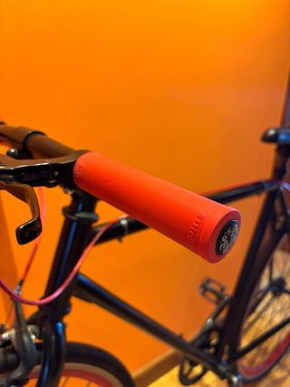 Bicicleta Fixie Negra con Ruedas Rojas