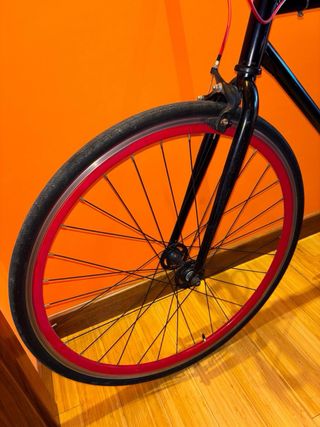 Bicicleta Fixie Negra con Ruedas Rojas