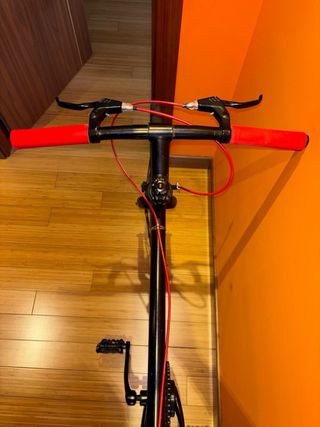 Bicicleta Fixie Negra con Ruedas Rojas