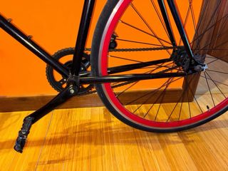 Bicicleta Fixie Negra con Ruedas Rojas