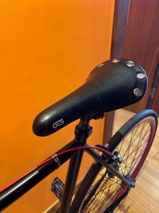 Bicicleta Fixie Negra con Ruedas Rojas