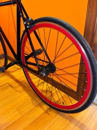 Bicicleta Fixie Negra con Ruedas Rojas