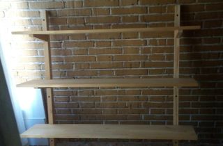 Estantería de pino para pared