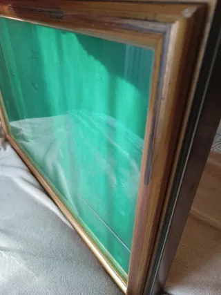 Cuadro vitrina con marco de madera dorado y espejo