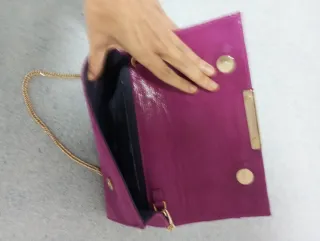 Pedro Miralles. Sandalias y cartera a juego.