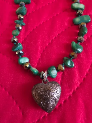 Collana con cuore e pietre verdi
