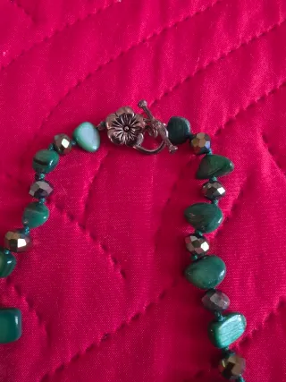 Collana con cuore e pietre verdi