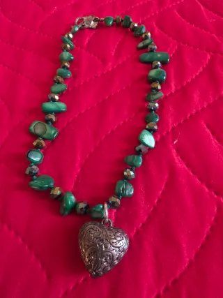 Collana con cuore e pietre verdi