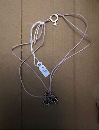 Collar con símbolo femenino y colgante