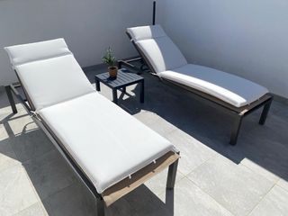 Conjunto exterior, mesa, sillas, tumbonas y mesita