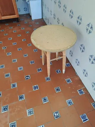 Mesa auxiliar redonda de  madera con cristal de 50