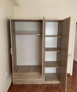 Armadi moderni disponibili in 3 colori: Bianco, Artico e Cambrian *con montaggio opzionale*