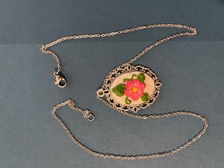 Collana ricamata fiore rosa