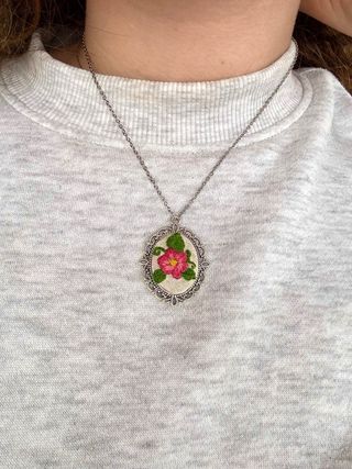 Collana ricamata fiore rosa