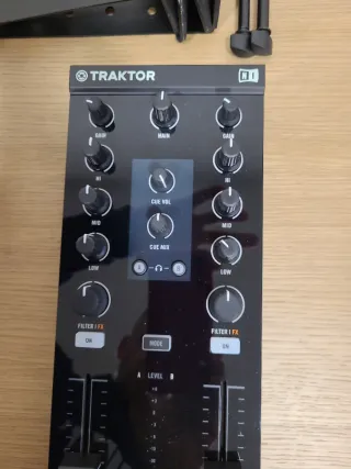 Controlador DJ Traktor Kontrol Z1