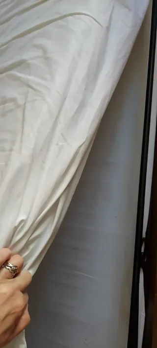 Diván metálico negro con colchón blanco