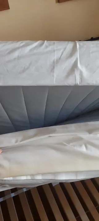 Diván metálico negro con colchón blanco