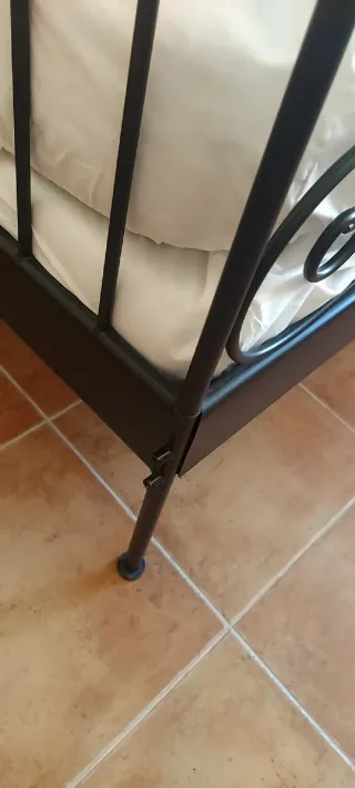 Diván metálico negro con colchón blanco