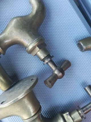 Grifos de latón antiguos 530€