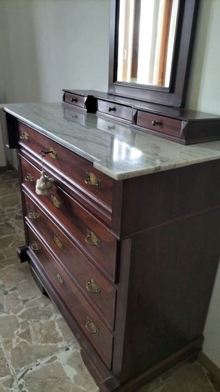 Cassettone con specchiera e piano in marmo