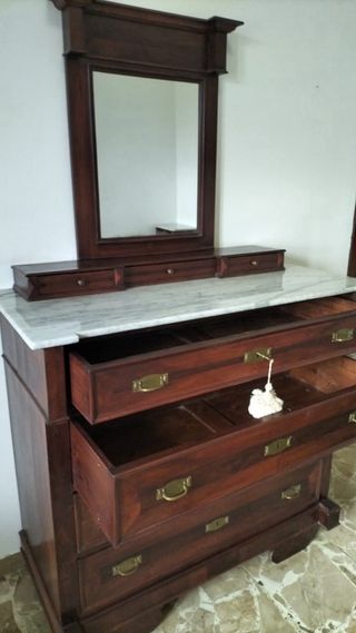 Cassettone con specchiera e piano in marmo