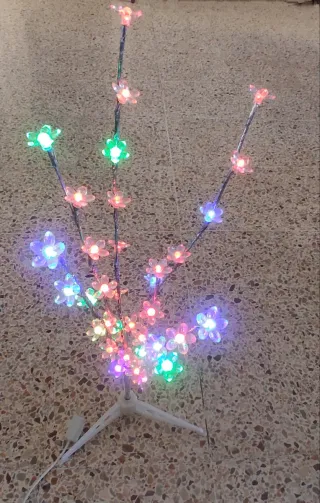 Luz Led decorativa en forma de árbol.