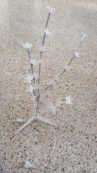 Luz Led decorativa en forma de árbol.