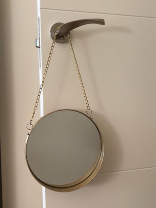 Espejo redondo dorado con cadena
