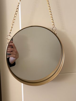 Espejo redondo dorado con cadena