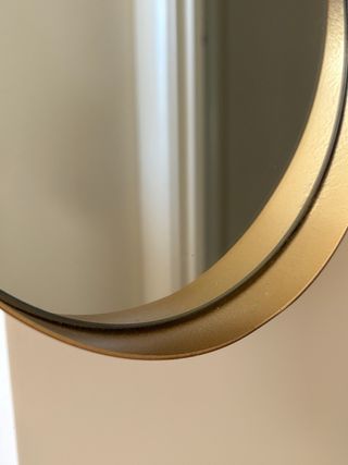 Espejo redondo dorado con cadena