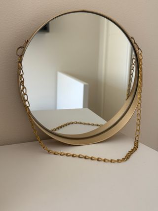 Espejo redondo dorado con cadena
