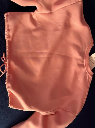 Sudadera Bershka rosa crop top con cordón