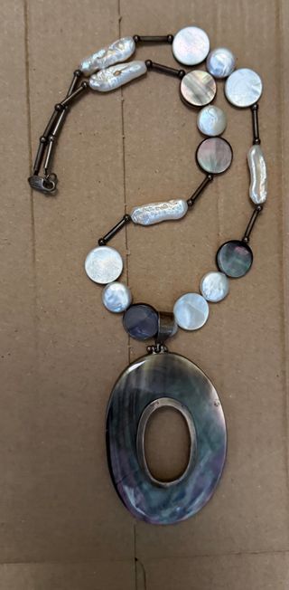 Colgante de perlas y nácar