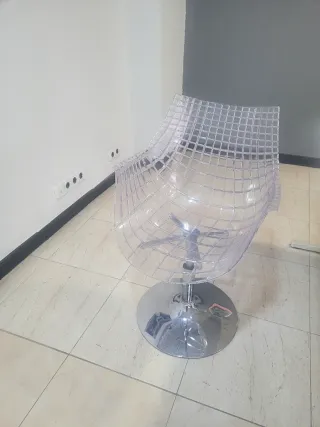 Silla de oficina transparente y plateada