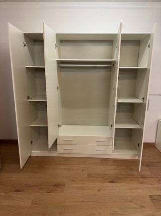 Armadi moderni disponibili in 3 colori: Bianco, Artico e Cambrian *con montaggio opzionale*