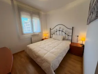 Cama 1.50 con 2 mesitas y cómoda con espejo