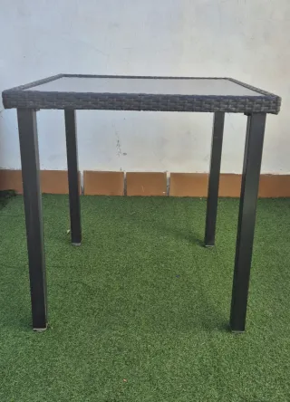 Tavolo da giardino in vetro e metallo