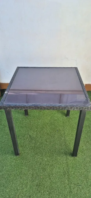 Tavolo da giardino in vetro e metallo