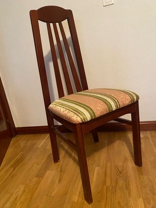 Silla de madera con asiento acolchado tapizado