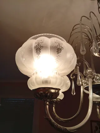 Lámpara de techo plateada y cristal