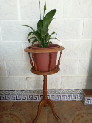 Pie de maceta de madera