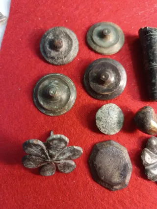 Clavos y adornos antiguos de bronce