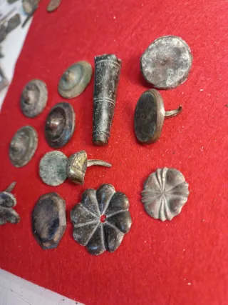 Clavos y adornos antiguos de bronce