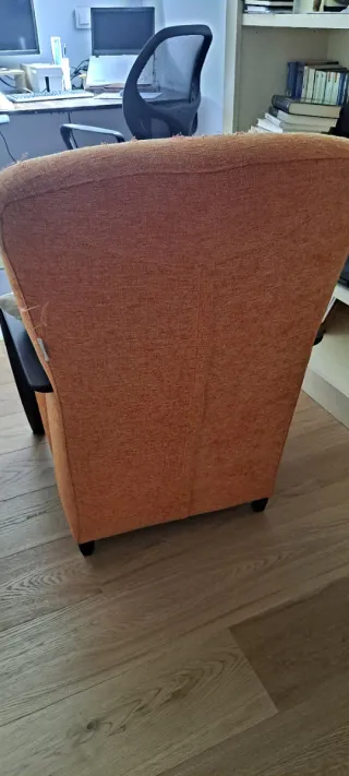 Butaca naranja de tela y madera