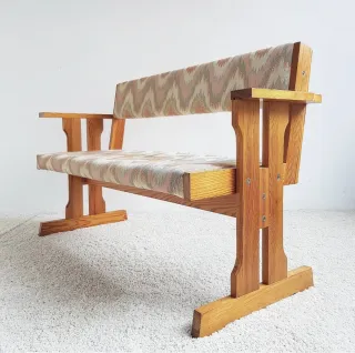 Banco francés estilo brutalista.