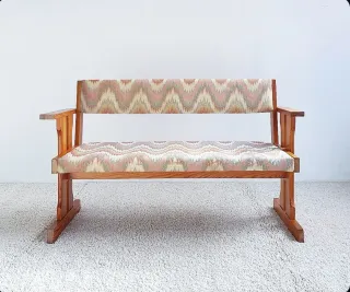 Banco francés estilo brutalista.