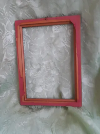 Cornice in legno marrone e oro