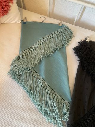 Mantoncillo Gitana con Flecos, hecho a mano.