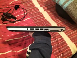 HP Elitebook portátil negro con cargador